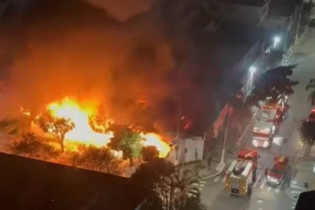 Incêndio atinge galpão de veículos elétricos na Barra Funda, em São Paulo