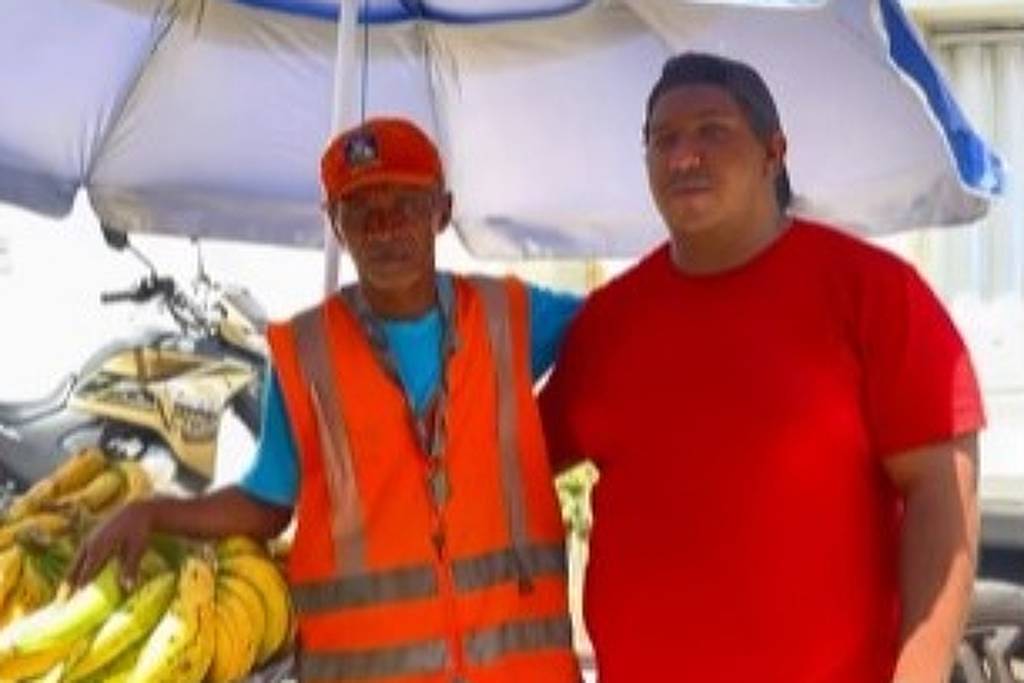 Entregador encontra R$ 1.000 e usa câmeras de rua para devolver a vendedor de frutas