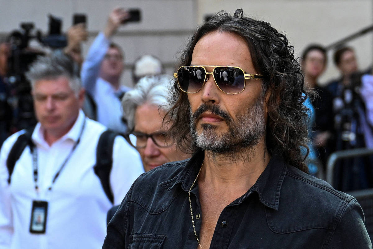 Russell Brand, acusado de estupro, responderá crimes em liberdade condicional