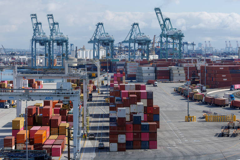 Exportações chinesas para EUA caem 17,6% em abril com tarifas de Trump