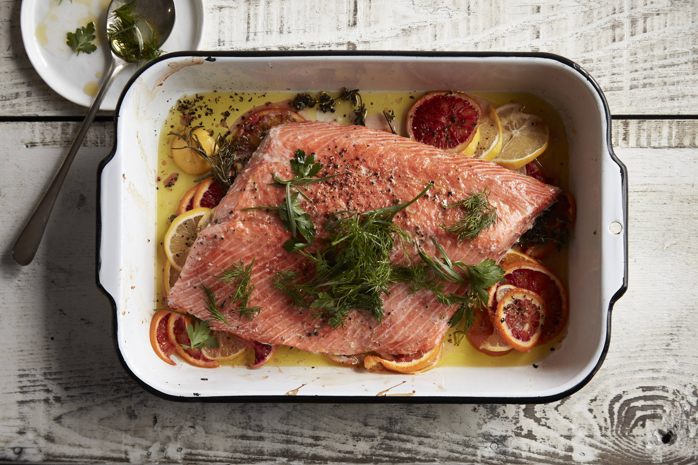 Aprenda a fazer receita de salmão cítrico assado com salada de ervas