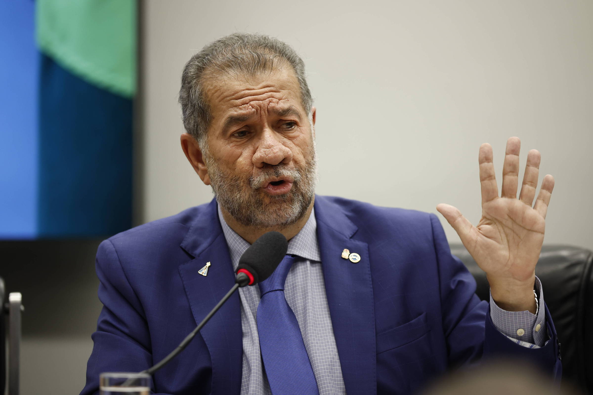 Carlos Lupi pede demissão do ministério da Previdência em meio a escândalo no INSS