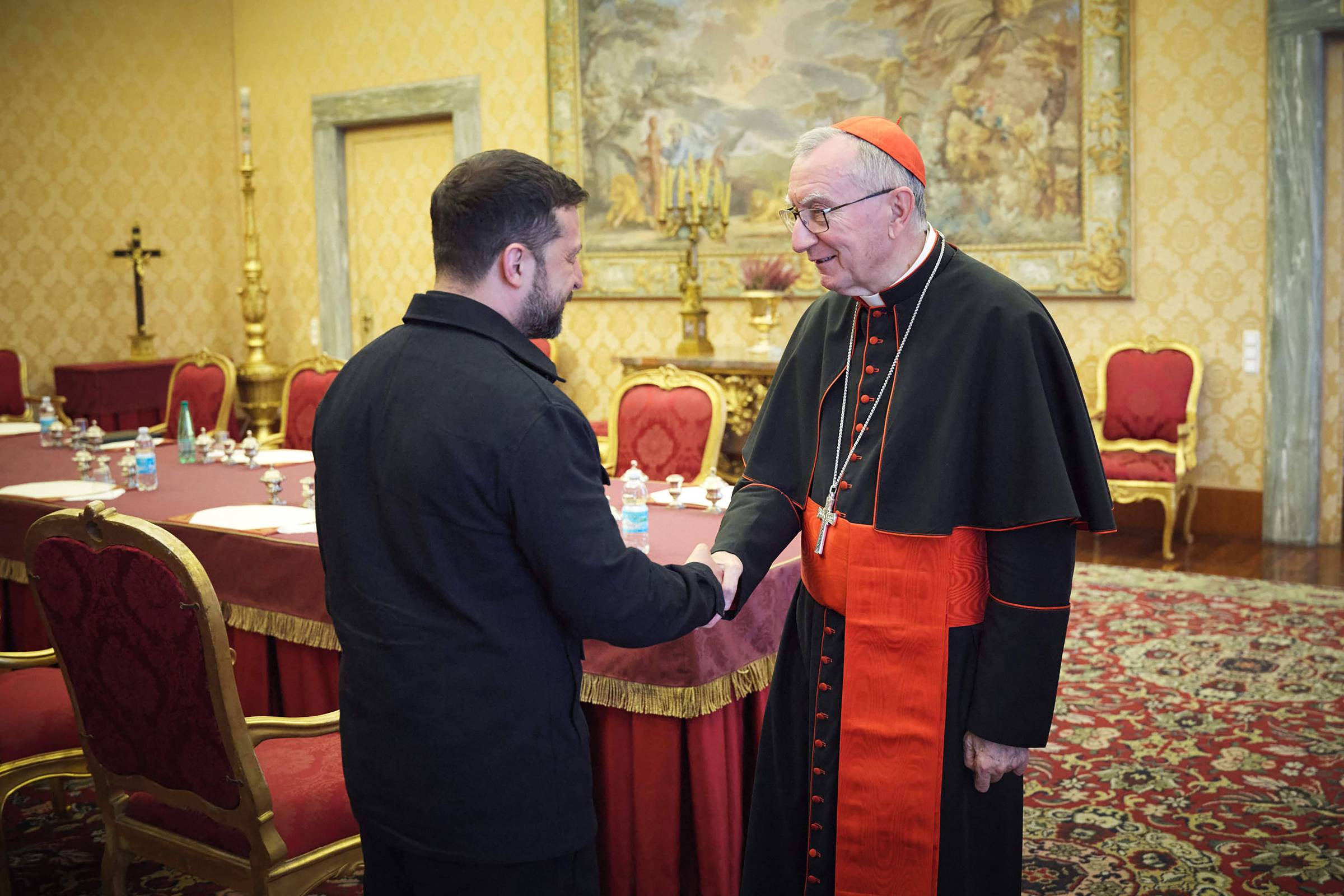 Diplomata e franco favorito a suceder Francisco, Parolin é um moderado aberto a reformas