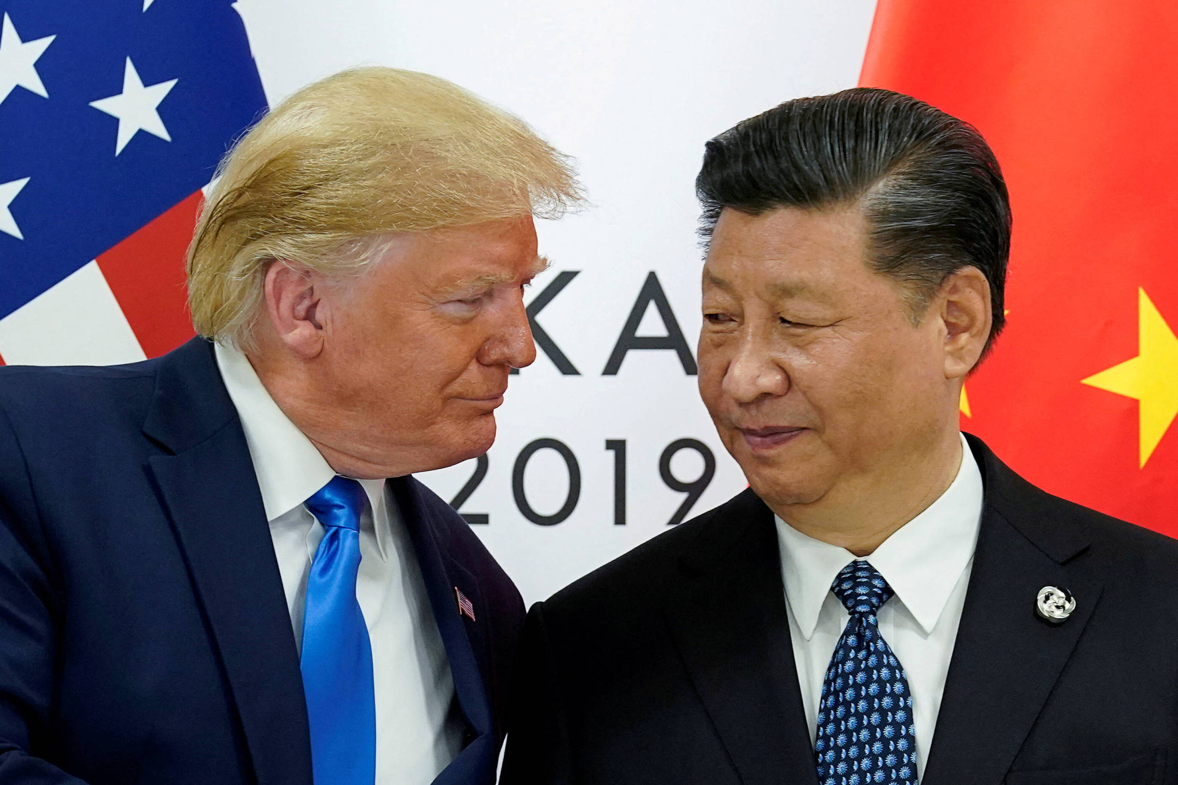 Disposição da China em negociar com Trump e dados de emprego nos EUA trazem alívio e alta aos mercados