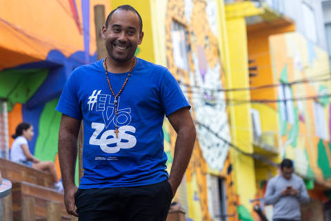 SÃO PAULO, SP, BRASIL - 29.04.2025 - Lucas Assunção, 33, presidente do Instituto Favela Haiti 3D. Retrato feita na praça Chicão na Favela do Haiti, na zona leste de São Paulo. Após dois anos de mentoria da ONG Gerando Falcões, a favela Haiti, na zona sul de São Paulo, será gerida por lideranças comunitárias locais. A favela atingiu, no ano passado, o pleno emprego.  Foto: Rafaela Araújo/Folhapress, Mercado) *** EXCLUSIVO FOLHA DE SÃO PAULO***