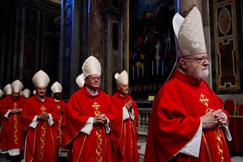 Cardinal Patrick O'Malley (R) attends the Seventh Novemdiale mass at St Peter's basilica, following the funeral of the Pope and ahead of the conclave, in The Vatican, on May 2, 2025. (Photo by Tiziana FABI / AFP)