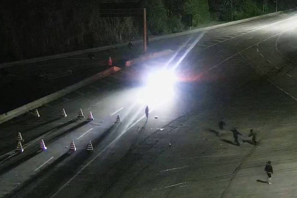 Câmeras flagram suspeitos espalhando cones e tentando assaltar motoristas na Imigrantes
