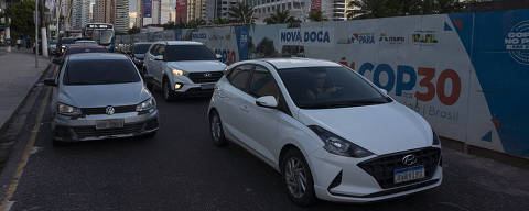 BELÉM, PA - 17 ABRIL 2025 - Trânsito intenso e congestionamento na Nova Doca, uma das áreas mais afetadas pelas obras em andamento em Belém. A cidade enfrenta desafios de mobilidade a sete meses da COP30, com protestos sobre o aumento da tarifa de ônibus e a chegada de novos veículos com ar-condicionado e wifi. (FOTO: Alessandro Falco/Folhapress). ***Exclusivo para Folha de S.Paulo*** ORG XMIT: AGEN2504180939593168