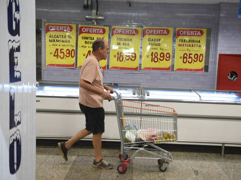 (250110) -- BRASILIA, 10 enero, 2025 (Xinhua) -- Un hombre empuja un carrito de compras en un supermercado, en Brasilia, Brasil, el 10 de enero de 2025. El Índice Nacional de Precios al Consumidor Amplio subió un 0,52 por ciento en diciembre y terminó el año con un acumulado de 4,83 por ciento, superando el 4,62 por ciento de 2023, de acuerdo con el informe del Instituto Brasileño de Geografía y Estadística. (Xinhua/Lucio Tavora) (lt) (jg) (rtg) (ce)