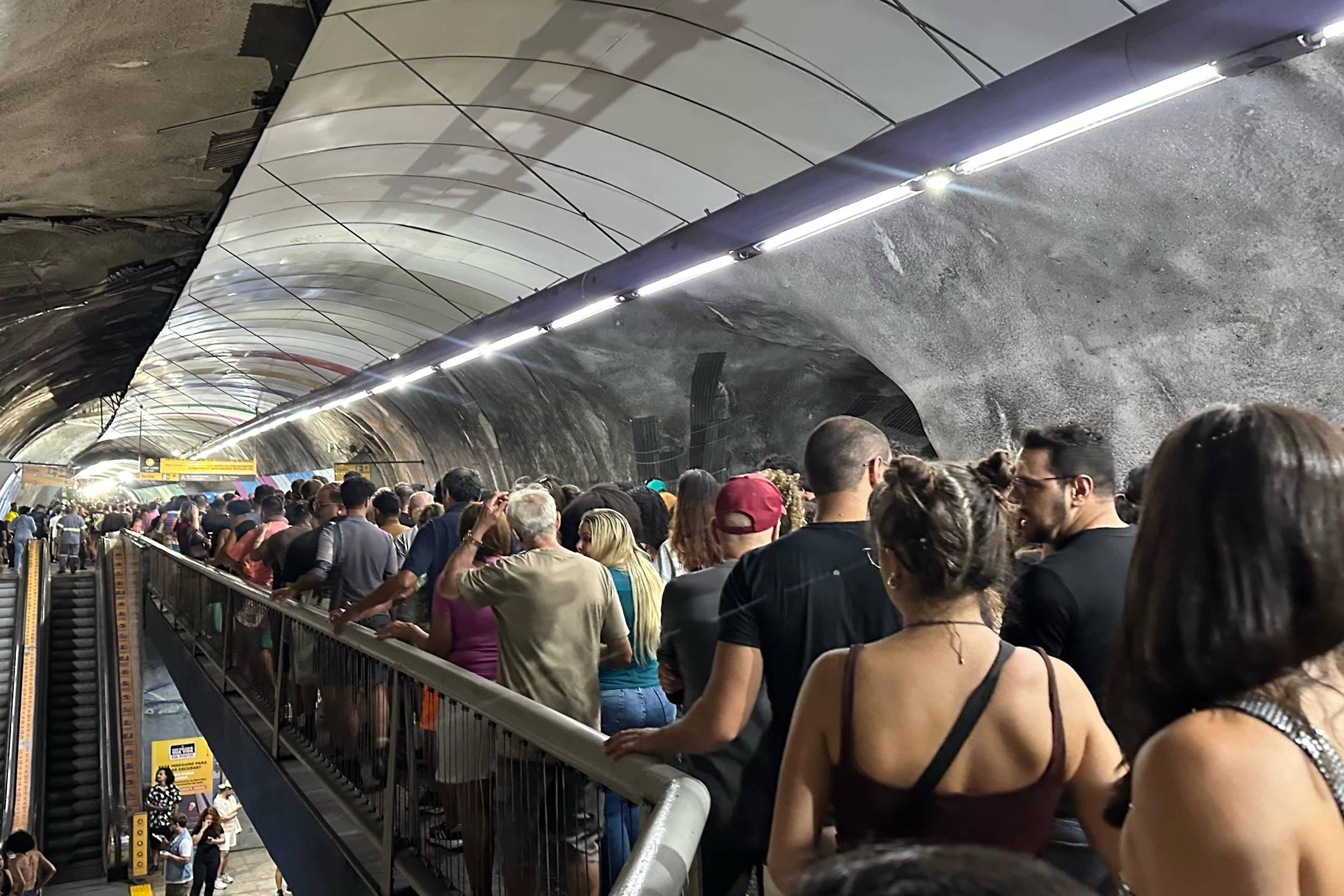 Fãs de Lady Gaga lotam estação de metrô e fazem sinfonia com leques