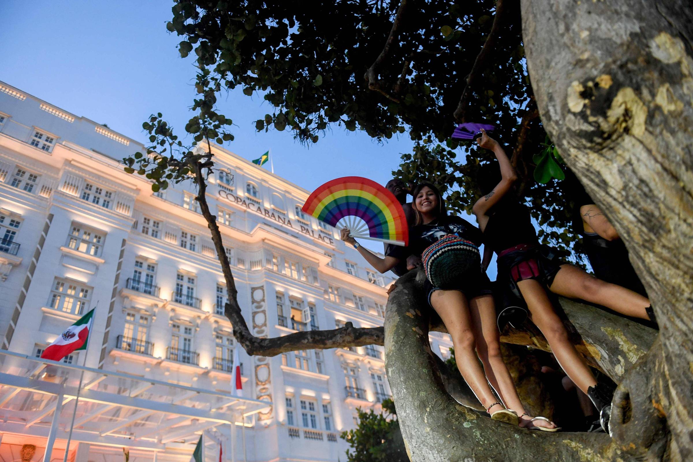 Fãs de Lady Gaga sobem em cima de árvores e sacos de areia para ter visão do palco