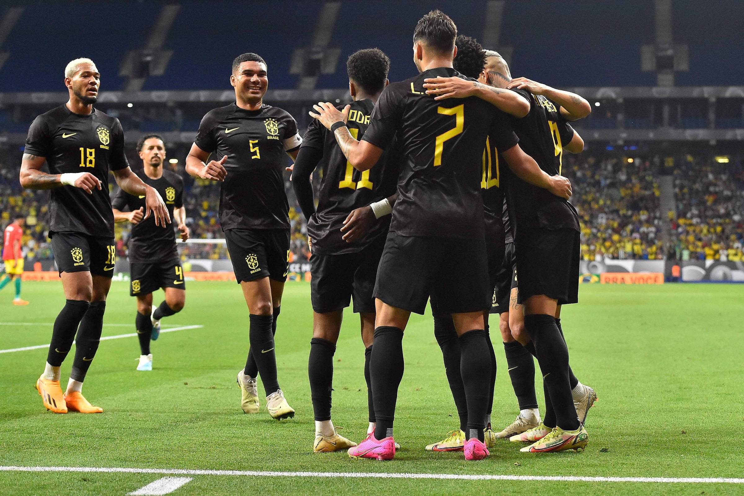 Se a camisa for vermelha, vou assistir aos jogos na TV em preto e branco