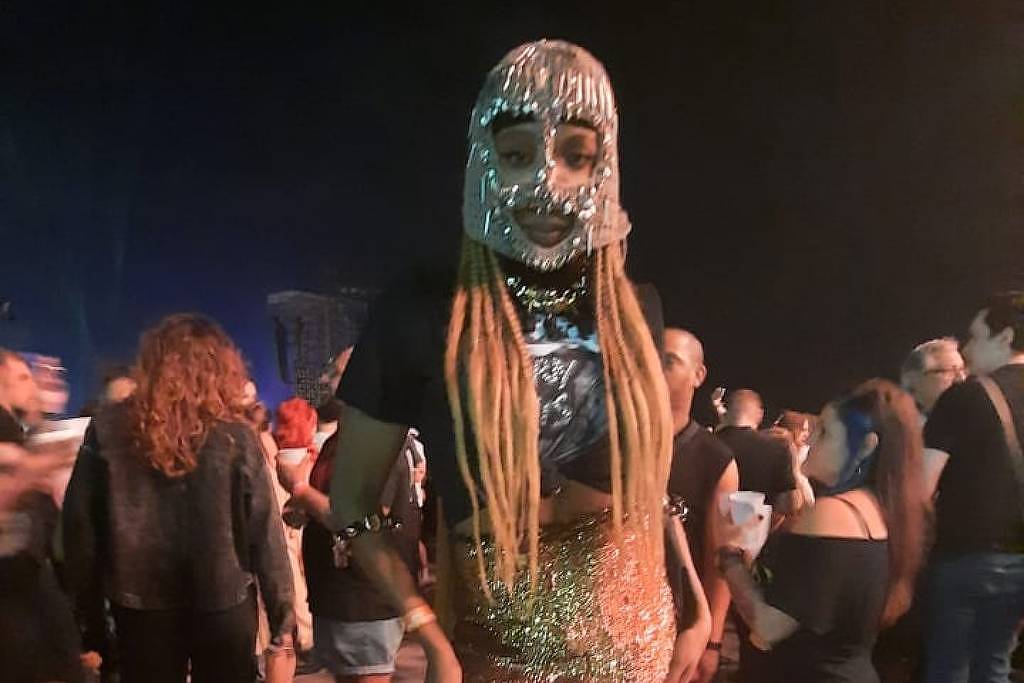 Lady Gaga: Fãs apostam em figurinos excêntricos na pista: 'Não podia ser um look basico'