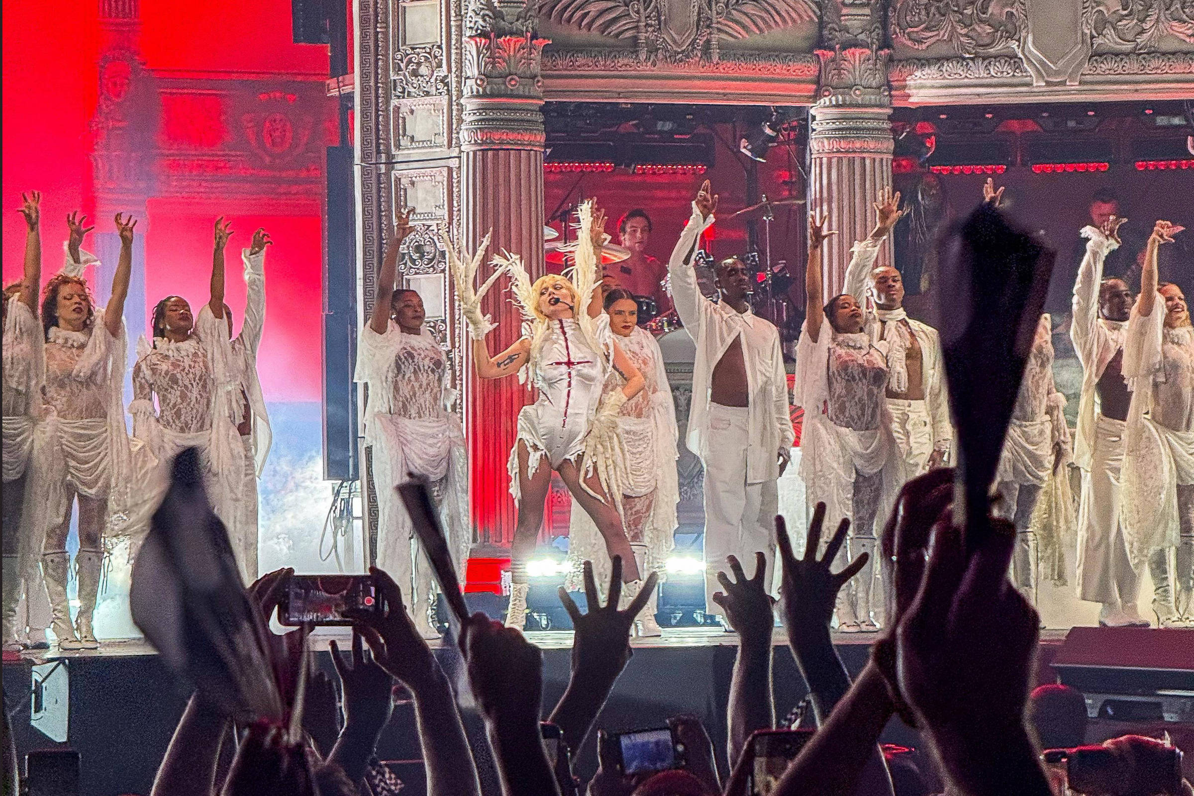 Lady Gaga faz show repleto de homenagens aos fãs e mea culpa por Rock in Rio