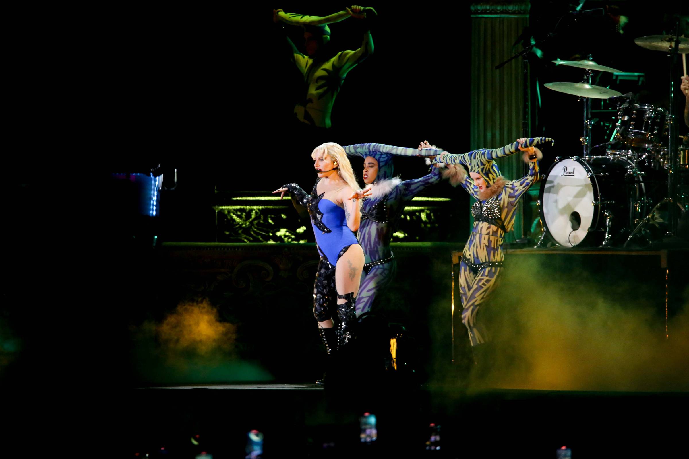 Lady Gaga embarca no Galeão e deixa Rio de Janeiro