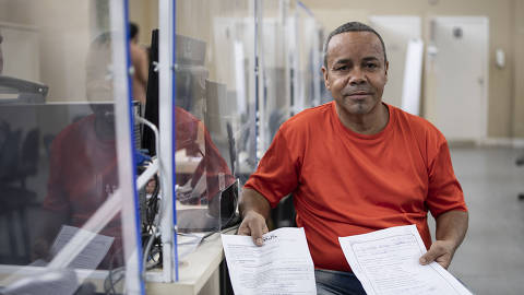 RIO DE JANEIRO, RJ, BRASIL, 09-04-2025: Gilvado Borges Junior, 55, que estava em situação de rua e que conseguiu uma entrevista de emprego com a ajuda do Cipop/RJ (Centro de Atendimento Integrado). O Cipop/RJ completa um ano de funcionamento na Central do Brasil resgatando a cidadania de pessoas em situação de rua no Rio de Janeiro. Além de acolhimento, o espaço oferece serviços como emissão de documentos, inscrição em programas sociais e orientação jurídica, reunidos em um só lugar. Ao longo desse período, algumas empresas passaram a reservar vagas exclusivas para esse público e parte dos atendidos conseguiu emprego e deixou as ruas. (Foto: Eduardo Anizelli/ Folhapress, COTIDIANO)