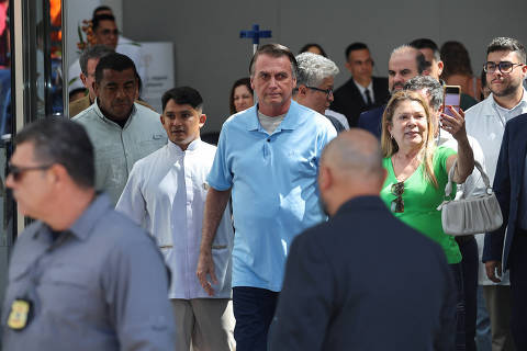 Bolsonaro recebe alta e deixa hospital três semanas após cirurgia
