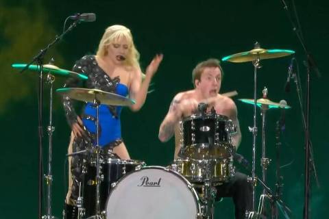 Tosh Peterson, o baterista da Lady Gaga que chamou a atenção de fãs nas redes sociais