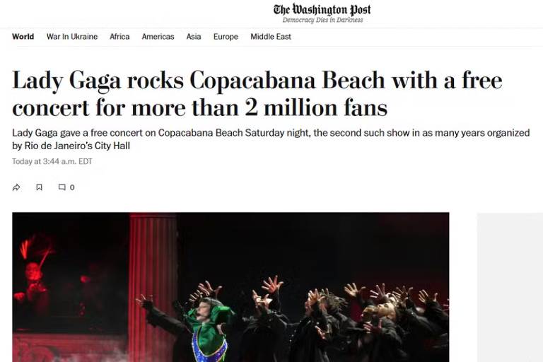 A imagem é uma captura de tela de uma notícia do The Washington Post sobre um concerto gratuito da Lady Gaga na Praia de Copacabana. O título destaca que ela se apresentou para mais de 2 milhões de fãs. A imagem mostra uma performance ao vivo, com Lady Gaga vestindo um traje colorido e dançarinos ao fundo, em um cenário iluminado.