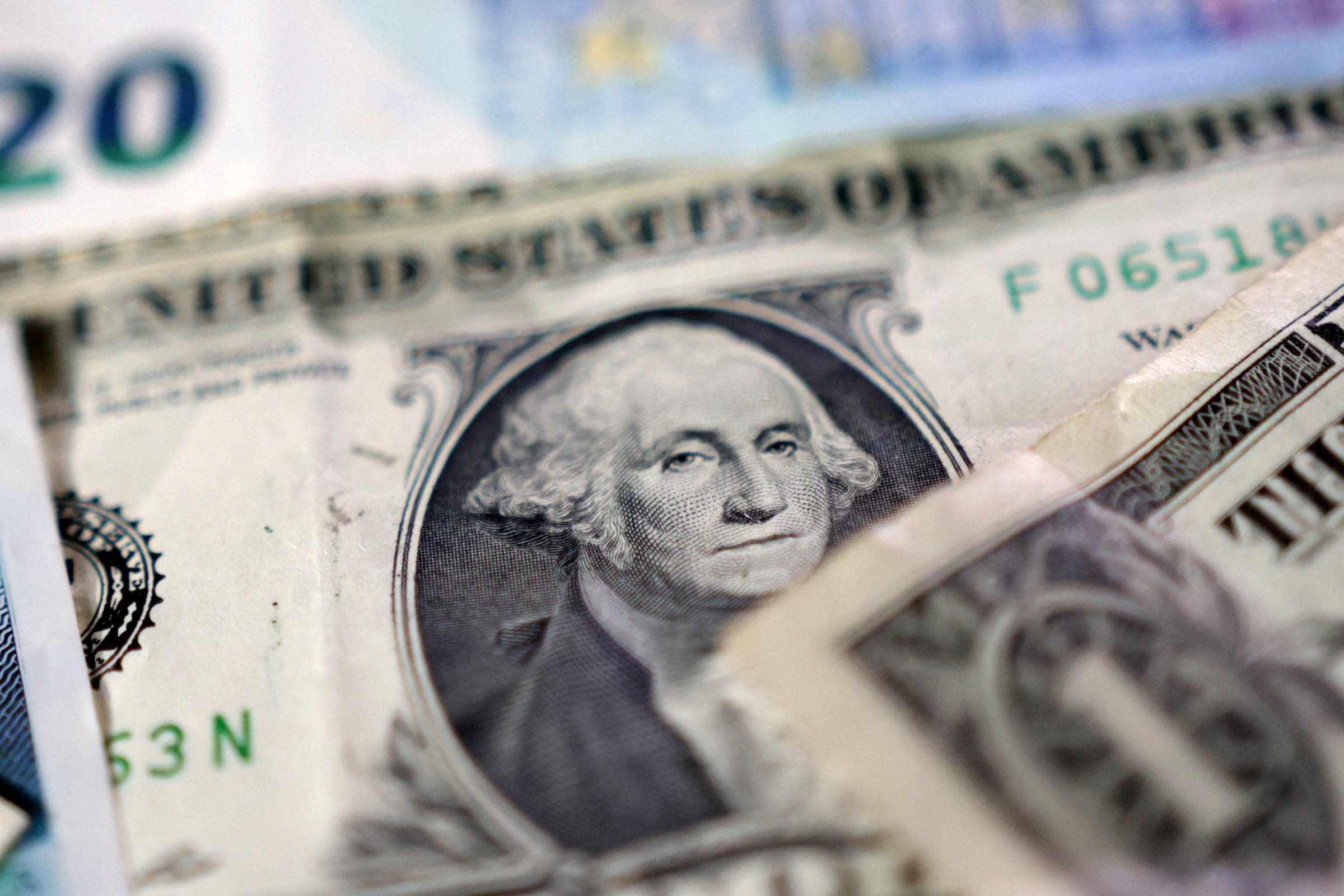 Dólar abre estável com investidores atentos às reuniões de bancos centrais