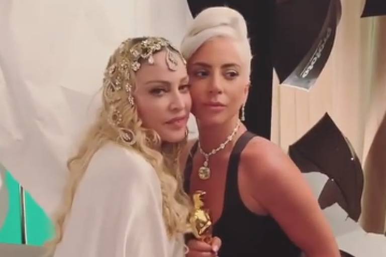 Madonna e Lady Gaga posam para o fotógrafo JR após cerimônia do Oscar