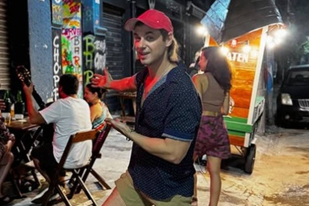 Daniel Erthal, ex-ator da Globo, tem carrinho de bebidas roubado no Rio: 'Meu único bem'