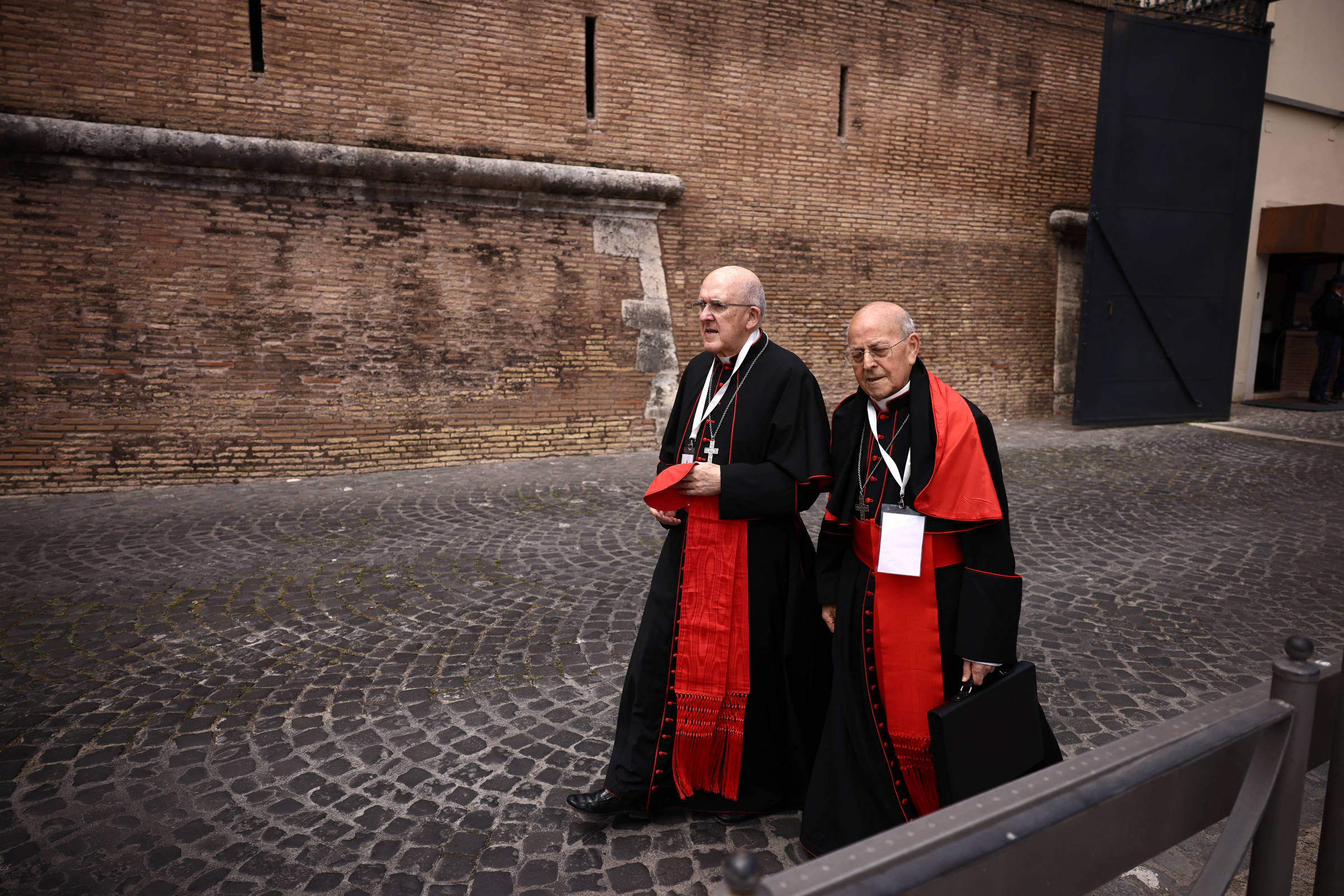 Cardeais pedem paz no Oriente Médio e na Ucrânia em última reunião antes de conclave