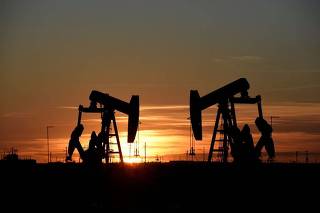 Operações de extração de petróleo em Midland, nos Estados Unidos