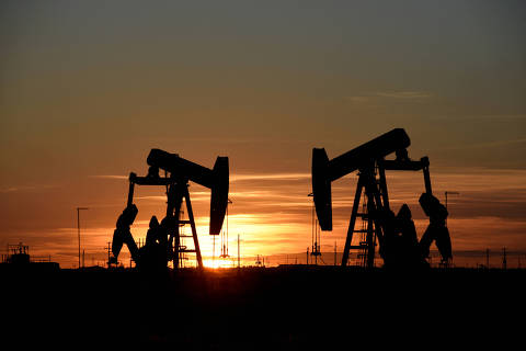 FILE PHOTO: Pump jacks operate at sunset in an oil field in Midland, Texas U.S. August 22, 2018. REUTERS/Nick Oxford/File Photo ORG XMIT: FW1