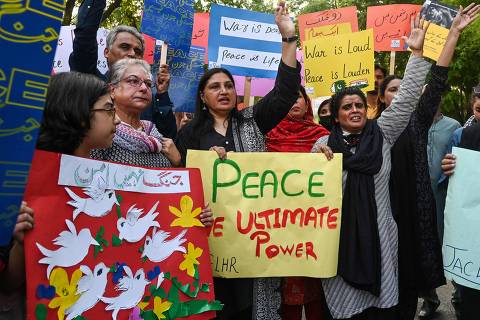 Members of civil society take part in a peace rally in Lahore on May 6, 2025. Pakistan conducted a second missile test and India ordered civil defence drills in an escalating stand-off over contested Kashmir that the UN said on May 5 has brought the two nations to the brink of war. (Photo by Arif ALI / AFP)