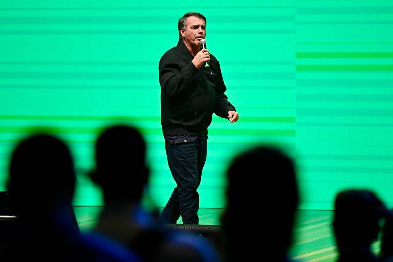 O ex-presidente compareceu ao 1º Seminário Nacional de Comunicação do PL (Partido Liberal) e encerrou o evento. Na ocasião, ele e o presidente do partido, Valdemar Costa Neto, tiveram que evitar contato por determinação judicial