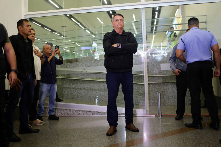 Em janeiro, Jair Bolsonaro (PL) foi impedido pelo ministro Alexandre de Moraes de comparecer à posse do presidente dos Estados Unidos Donald Trump. O ex-presidente foi ao aeroporto se despedir de sua esposa, Michelle