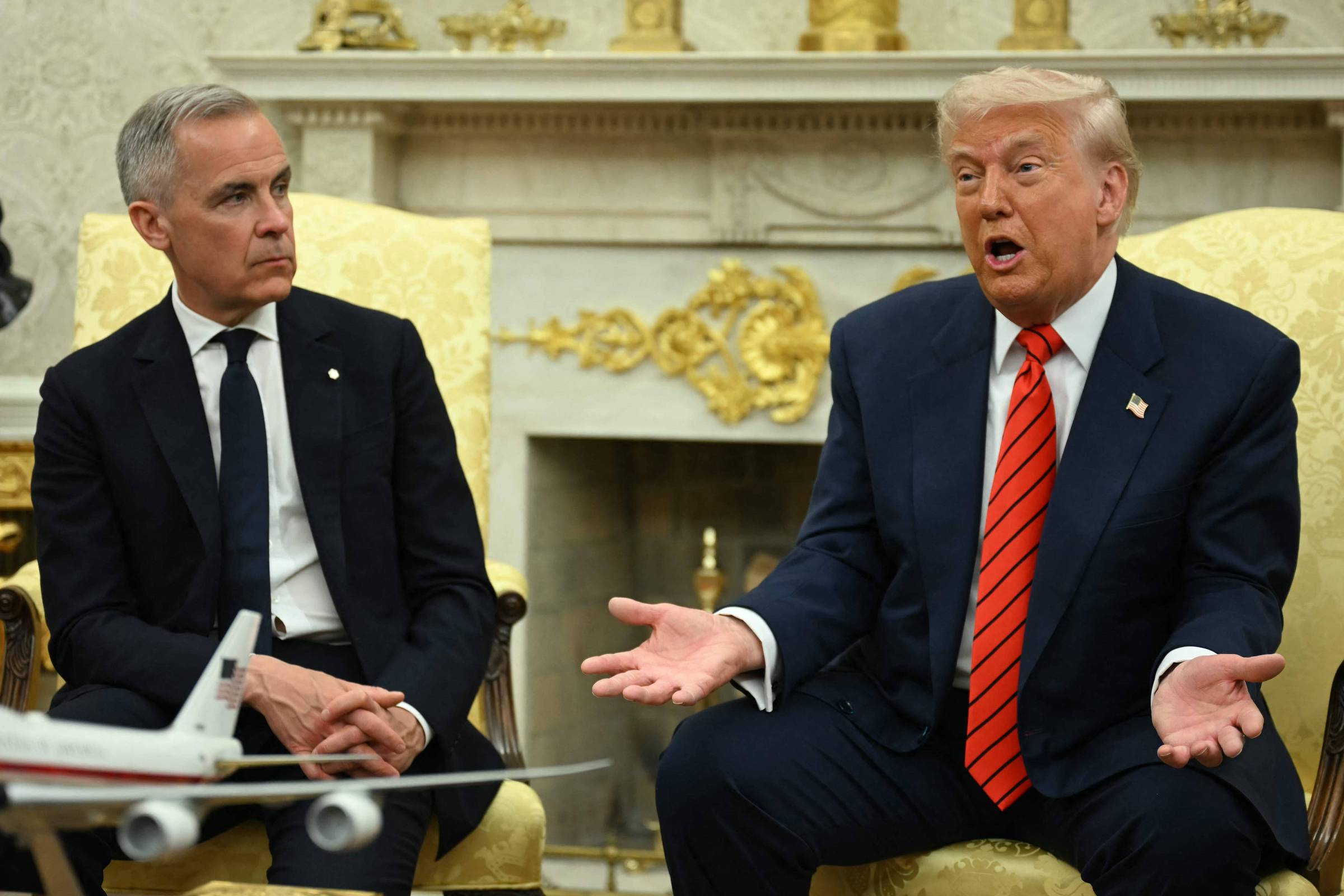 Canadá não está à venda, diz premiê canadense ao lado de Trump; americano responde: 'veremos'