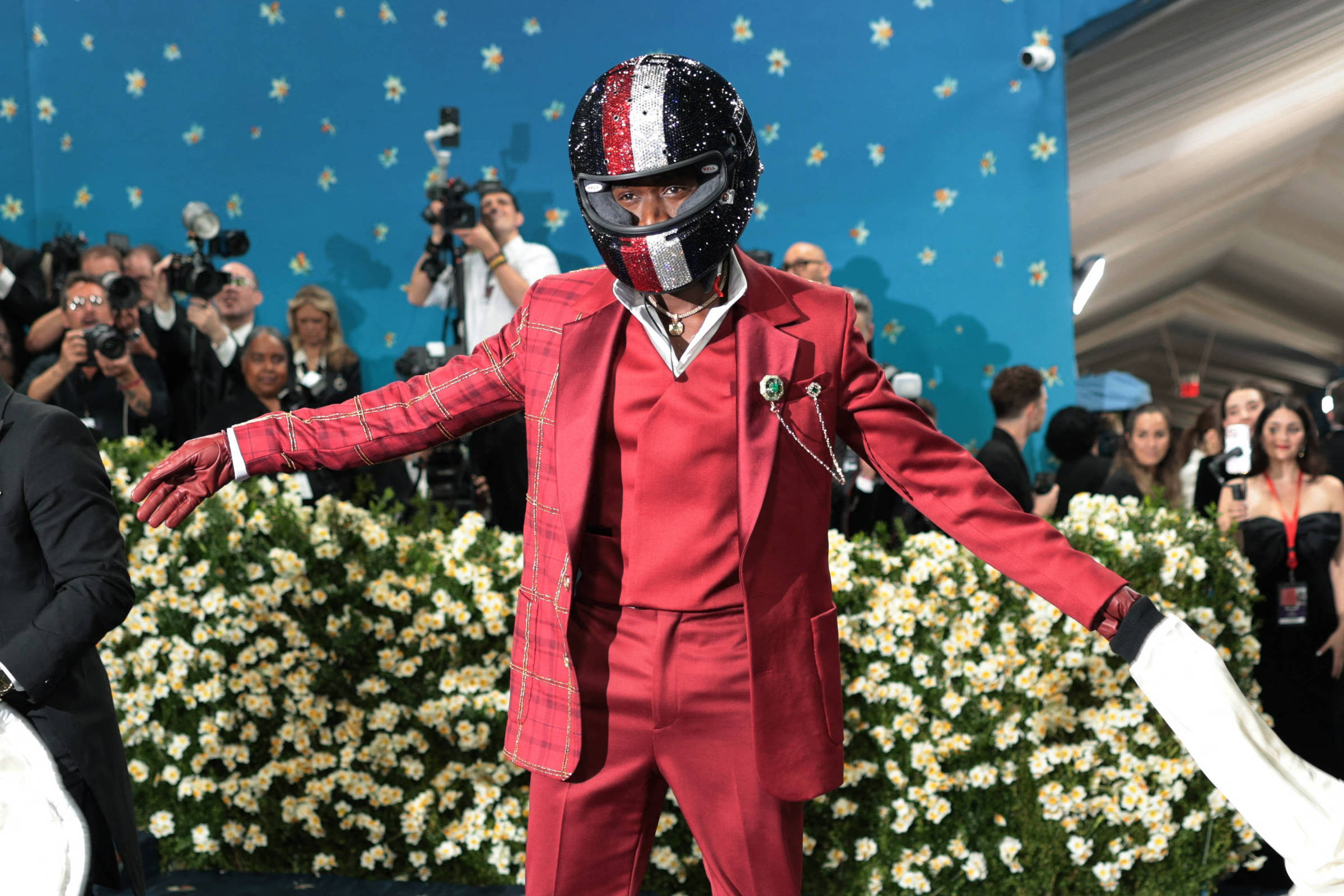 Moda masculina reinou Met Gala 2025 dedicado a leituras do dândi negro
