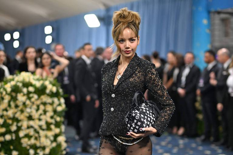 Lisa, do Blackpink, usa body bordado com ícones do feminismo e antirracismo no Met Gala