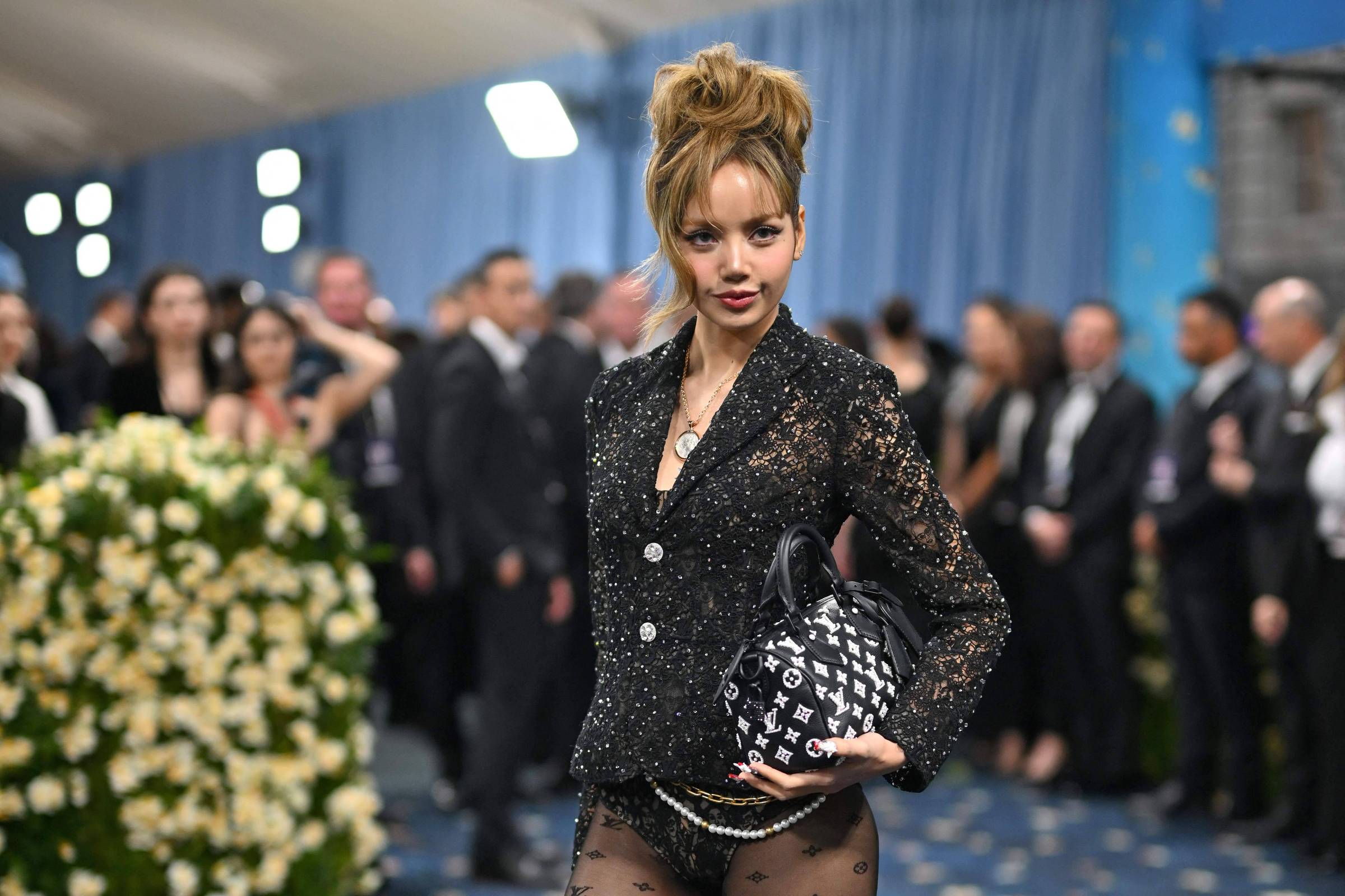 Lisa, do Blackpink, usa body bordado com ícones do feminismo e antirracismo no Met Gala