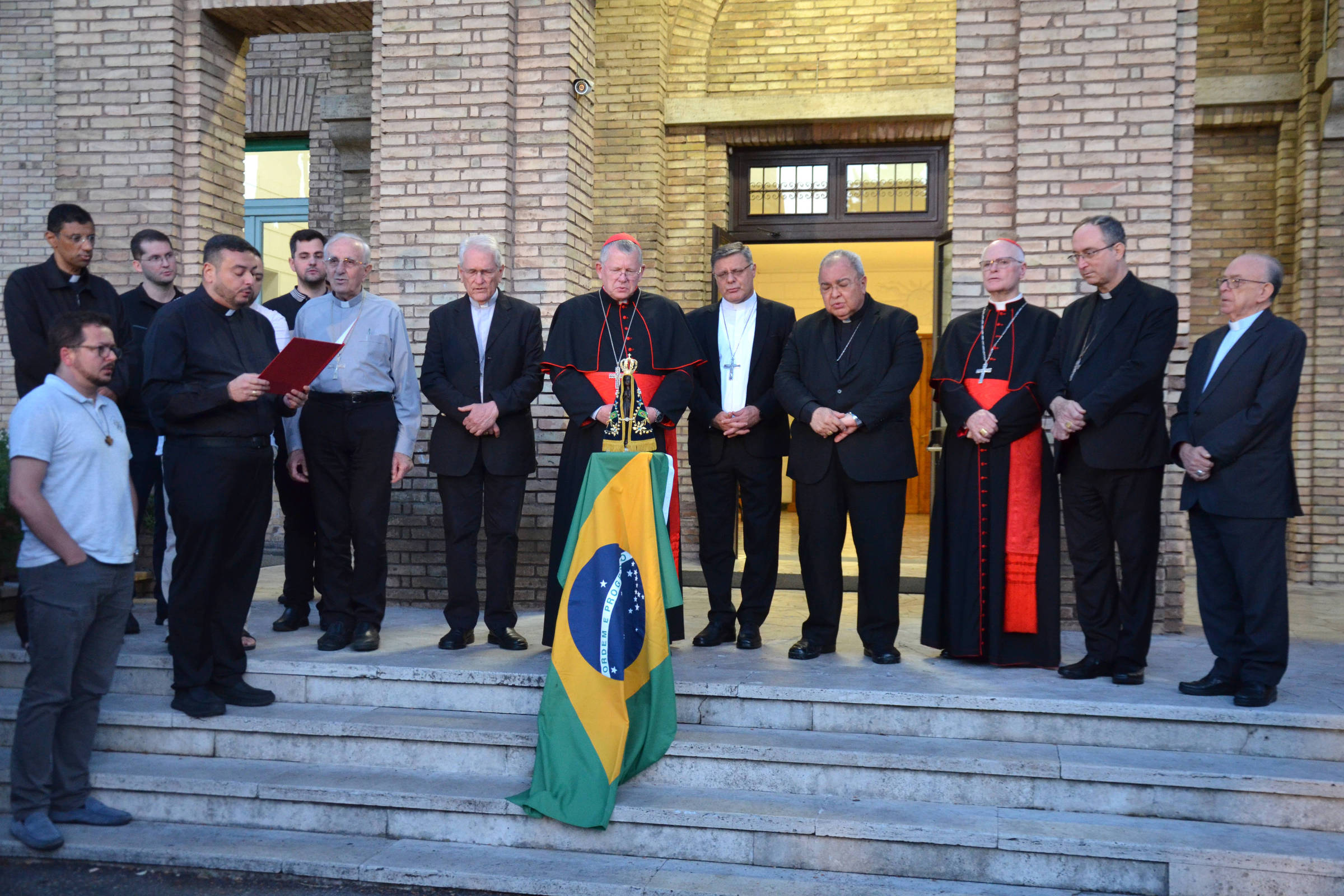 Cardeais brasileiros já estão reclusos no Vaticano para início do conclave