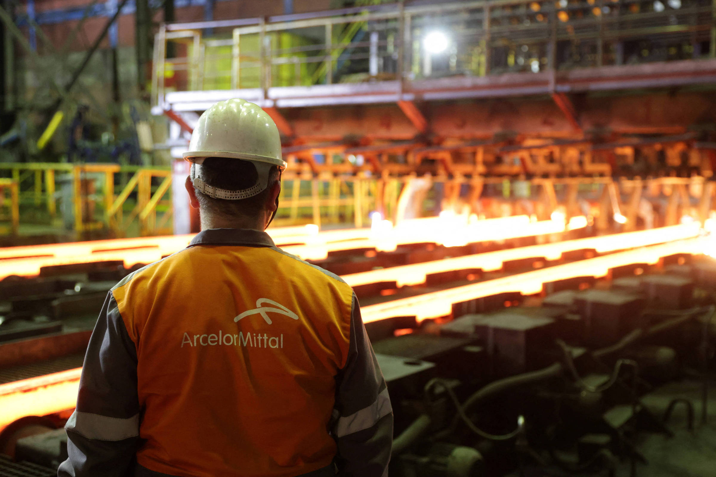 Tarifas de Trump obrigam Brasil a vender aço mais barato aos EUA, diz CEO da ArcelorMittal