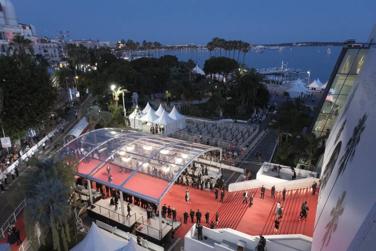 Tapete vermelho que dá acesso ao Grande Teatro Lumière, a principal sala de cinema do Festival de Cannes
