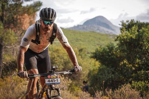 Rodrigo Hilbert na Cape Epic é uma ultramaratona de 8 dias de MTB, 650km e 16.500m de altimetria pela África do Sul