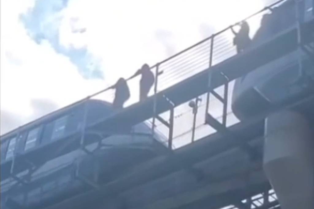Passageiros descem de trem em pane do monotrilho de SP e caminham a 15 metros de altura