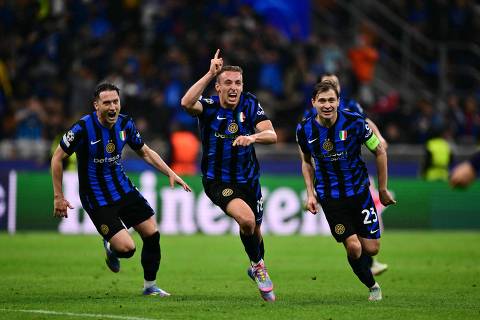 TOPSHOT - Inter Milan's Italian midfielder #16 Davide Frattesi (C) celebrates scoring his team's fourth goal during the UEFA Champions League semi-final second leg football match between Inter Milan and FC Barcelona at the San Siro stadium in Milan on May 6, 2025. (Photo by Marco BERTORELLO / AFP)
