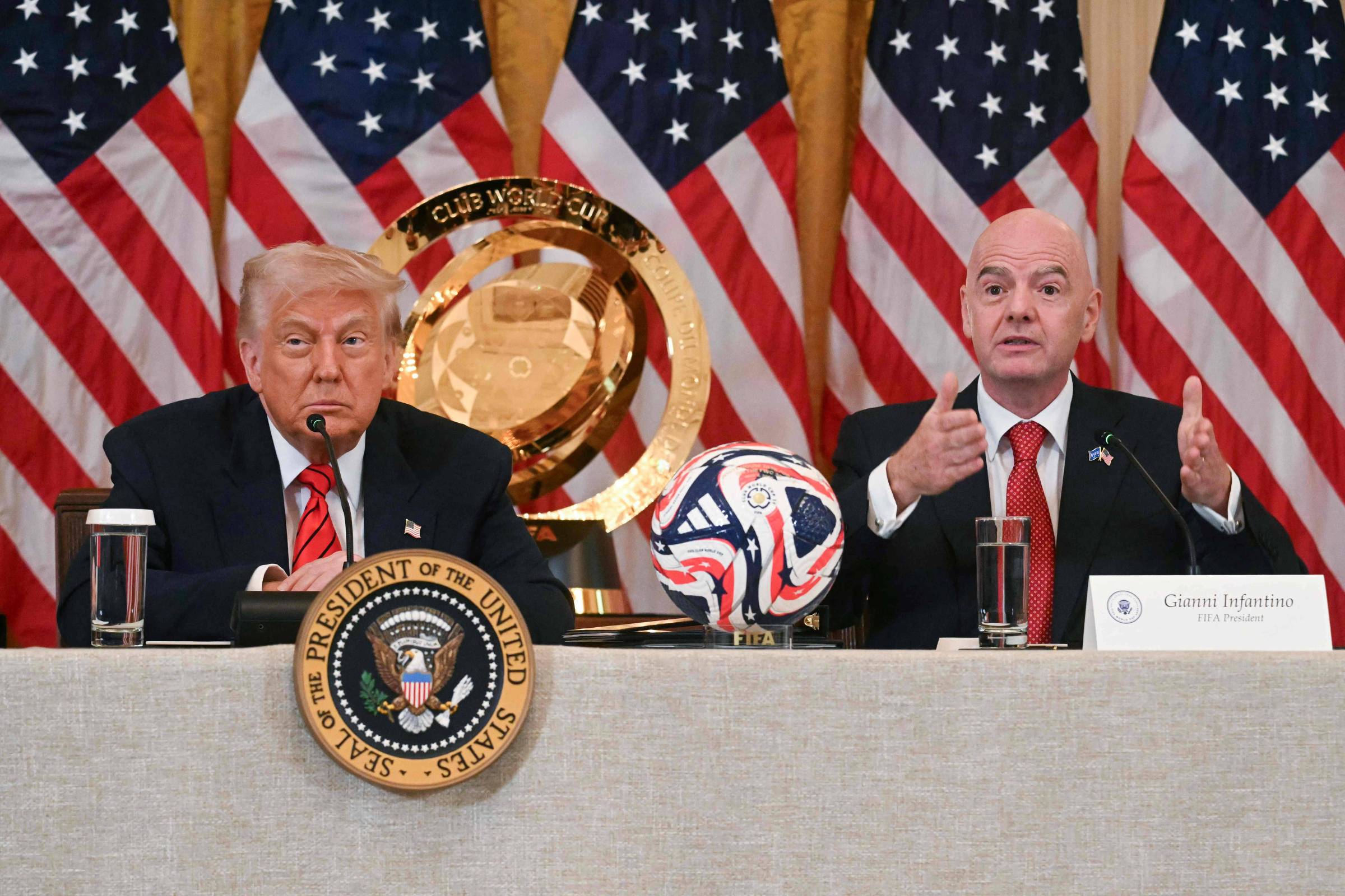 Trump se surpreende com exclusão da Rússia no futebol e sugere país na Copa