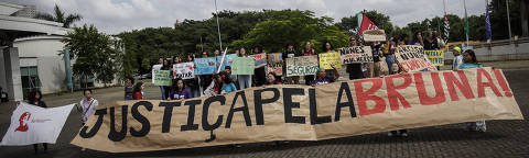 SÃO PAULO, SP, BRASIL - 24/04/2025 - Ato na Escola de Artes, Ciências e Humanidades da Universidade de São Paulo (EACH)  pedindo justiça por Bruna Oliveira da Silva (28), estudante morta na noite de quinta-feira (17). Ela estava desaparecida desde domingo (13), quando foi de metrô do Butantã, na zona oeste, até a estação Corinthians-Itaquera da linha 3-vermelha, também na zona leste da capital paulista. (Foto: Bruno Santos/ Folhapress, COTIDIANO)