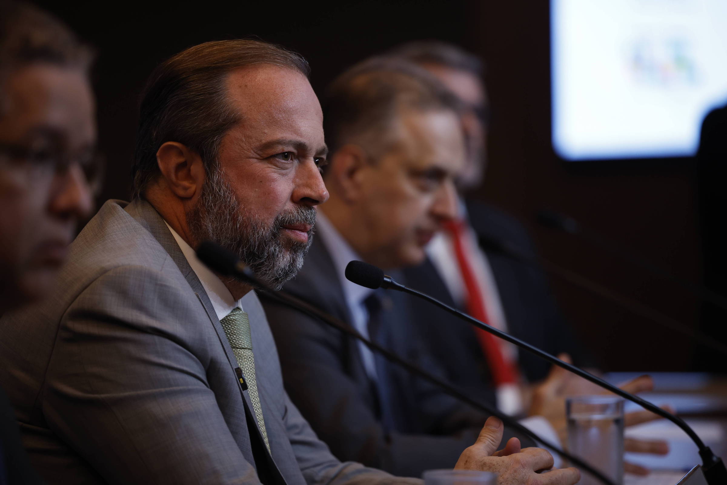 Reforma do setor elétrico vai ao Congresso por MP após viagem de Lula, diz Silveira