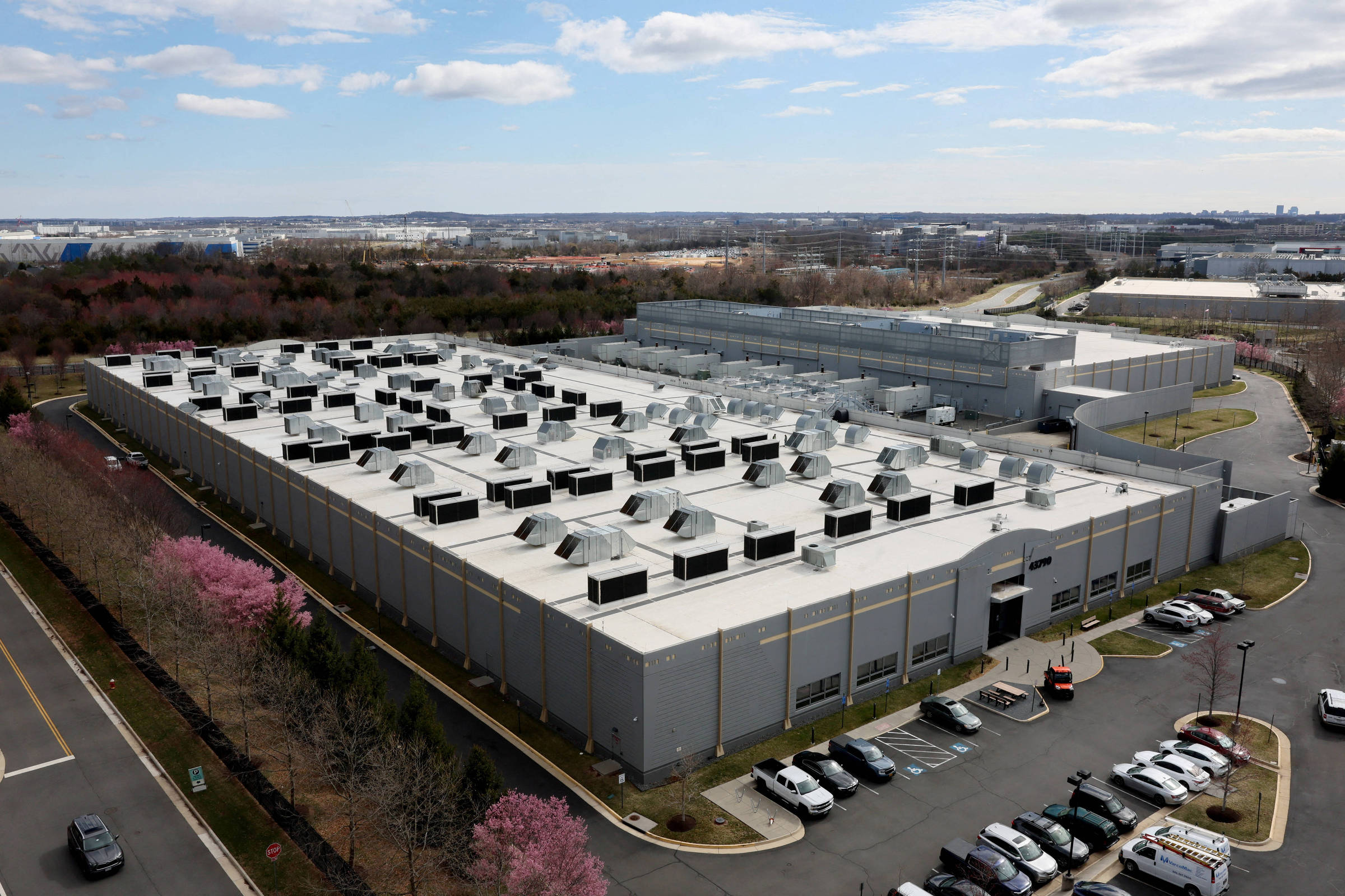 Ataques de Trump à energia limpa podem prejudicar EUA na corrida da IA, diz setor de data centers