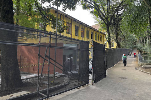 SAO PAULO, SP - 06/05/2025 - NA FOTO: Obras da CasaCor no Parque da Água Branca. Uma obra para a instalação de uma churrascaria dentro do Parque da Água Branca, na Zona Oeste de São Paulo, está sendo realizada sem autorização dos órgãos responsáveis pela preservação do patrimônio histórico. O parque é tombado pelo Conpresp (municipal) e pelo Condephaat (estadual), e qualquer intervenção precisa de aval prévio. A reforma, feita no antigo estábulo de cavalos da Polícia Militar, foi iniciada pela empresa Fazenda Churrascada, com aval da concessionária Reserva Parques, que administra o local desde 2022. . (Foto: Danilo Verpa/Folhapress, COTIDIANO)