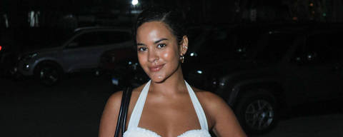 Bella Campos chega para assistir ao primeiro capítulo de 'Vale Tudo' com o elenco