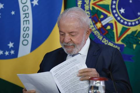 BRASÍLIA, DF, BRASIL - 29/04/2025: O presidente Lula participa de reunião com líderes de centrais sindicais para a entrega da pauta da Classe Trabalhadora. No palácio do Planalto. (FOTO: Pedro Ladeira/Folhapress, PODER)