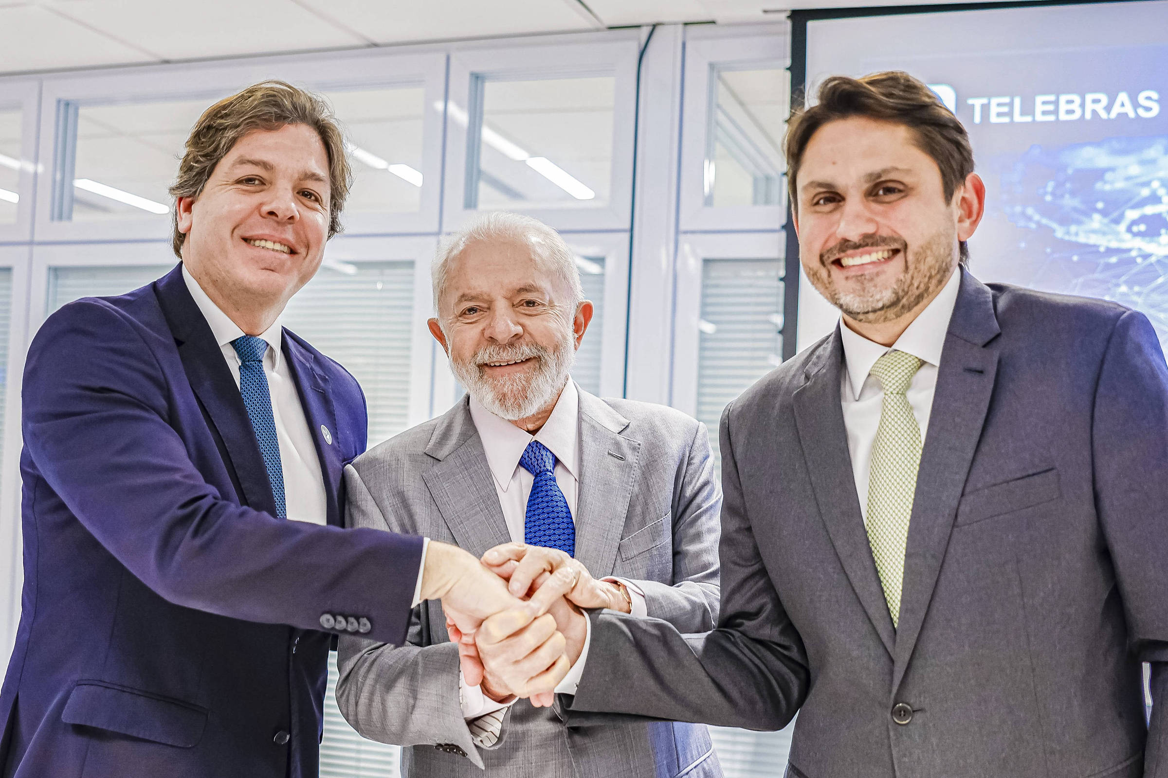 Novo ministro das Comunicações toma posse em evento com presença de demitido